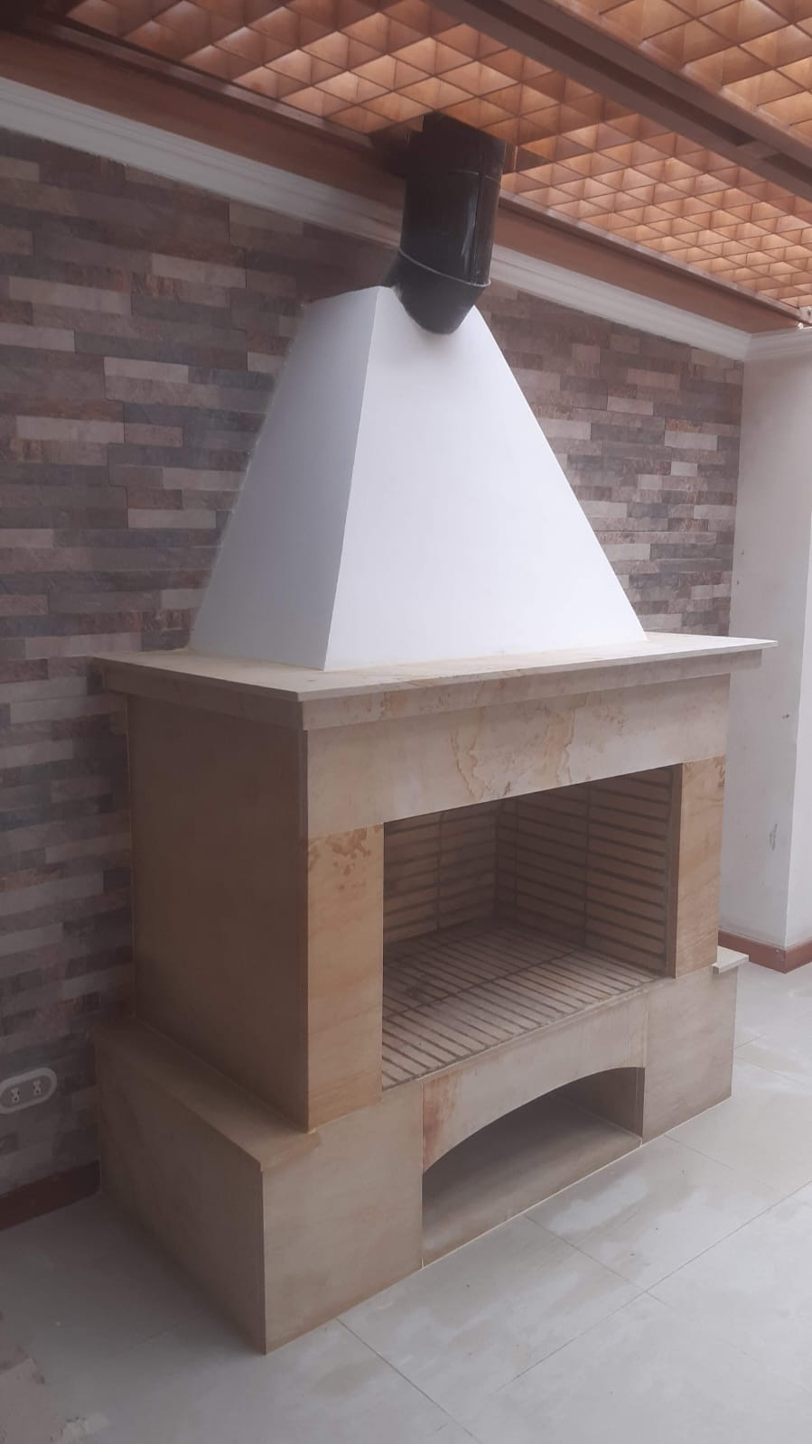 Chimenea en mármol travertino fabricada a medida